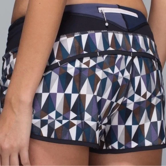 Lululemon Hot Cheeks Quilted Shorts Womens sz 8 Stained Glass Love Black